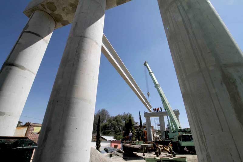 Inicia SECODUVI colocación de trabes del puente de la carretera Tlaxcala-Apizaco