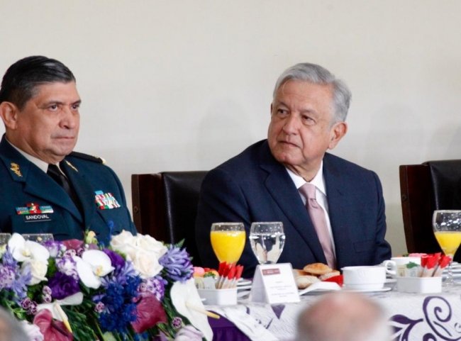 López Obrador encabeza ceremonia por el Dia de la Fuerza Aérea Mexicana