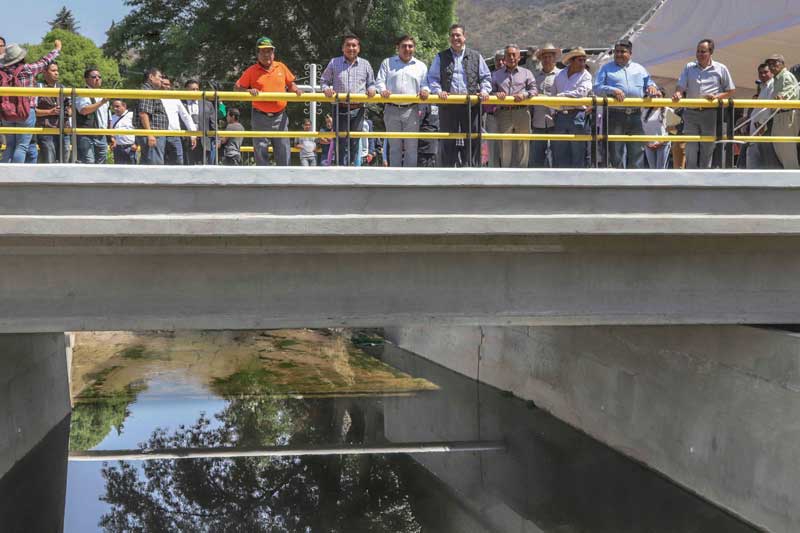 Marco Mena inaugura puente vehicular de Quiahuxtitlán con inversión de 8.7 mdp
