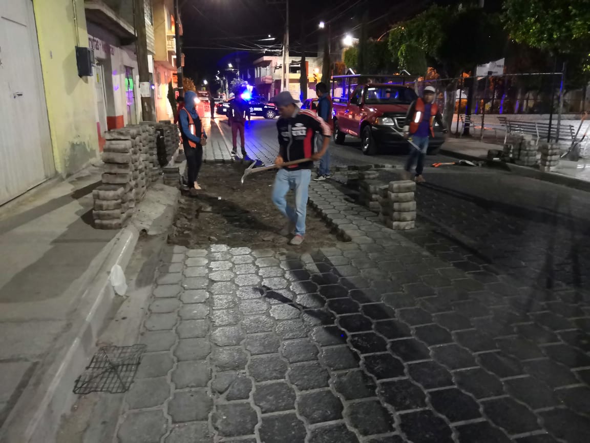 Inicia programa nocturno de bacheo emergente; 3 mil mts2 en adoquín, asfalto y concreto: Pérez López