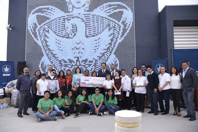 Entrega BUAP tonelada y media de tapas de plástico a la Fundación Down de Puebla