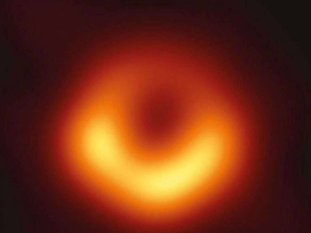 Muestran primera imagen real de un hoyo negro