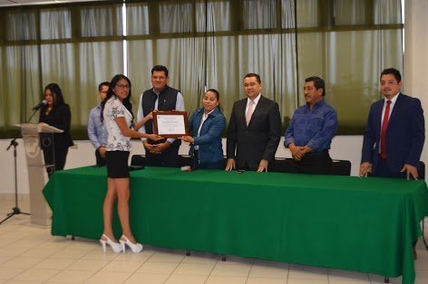 Granjas Carroll otorgó 100 becas de capacitación a estudiantes de Oriental