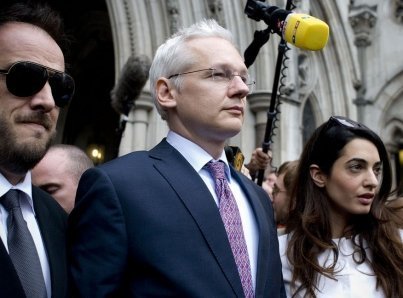 Assange ausente en audiencia preliminar por motivos de salud