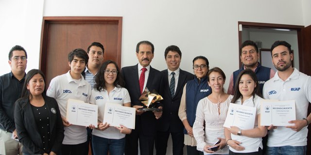 El Rector Alfonso Esparza entrega reconocimientos a estudiantes BUAP ganadores de la Competencia Nacional Enactus