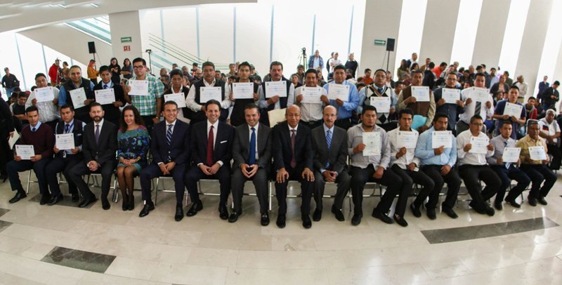 Capacitan a operadores de transporte público y taxi