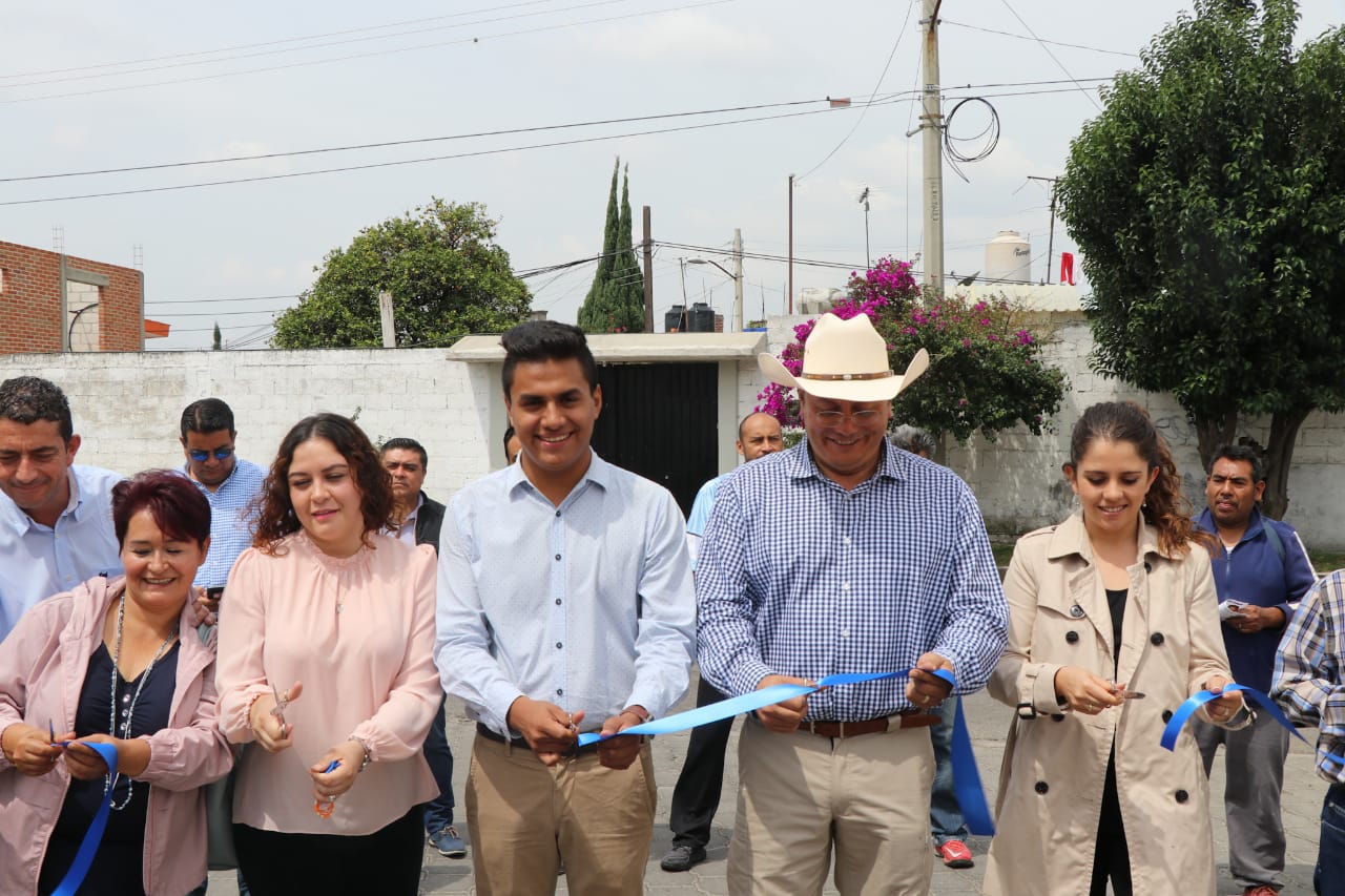 Guillermo Velázquez entrega obras de servicio básico en Prados El León