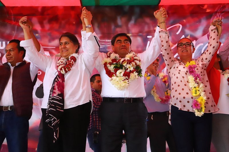 Ofrece Miguel Barbosa recorrer los 217 municipios como gobernador