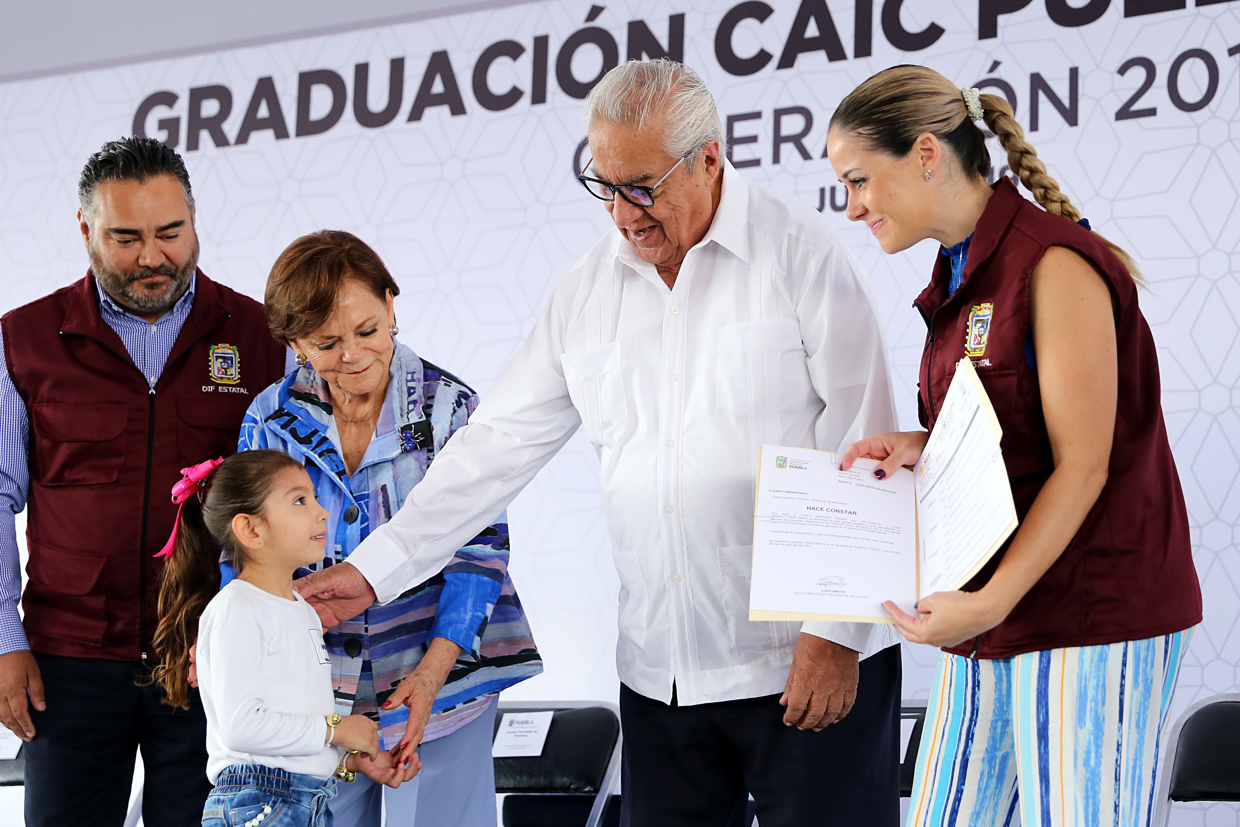 Pacheco Pulido encabeza graduación de más de 9 mil alumnos de los CAIC
