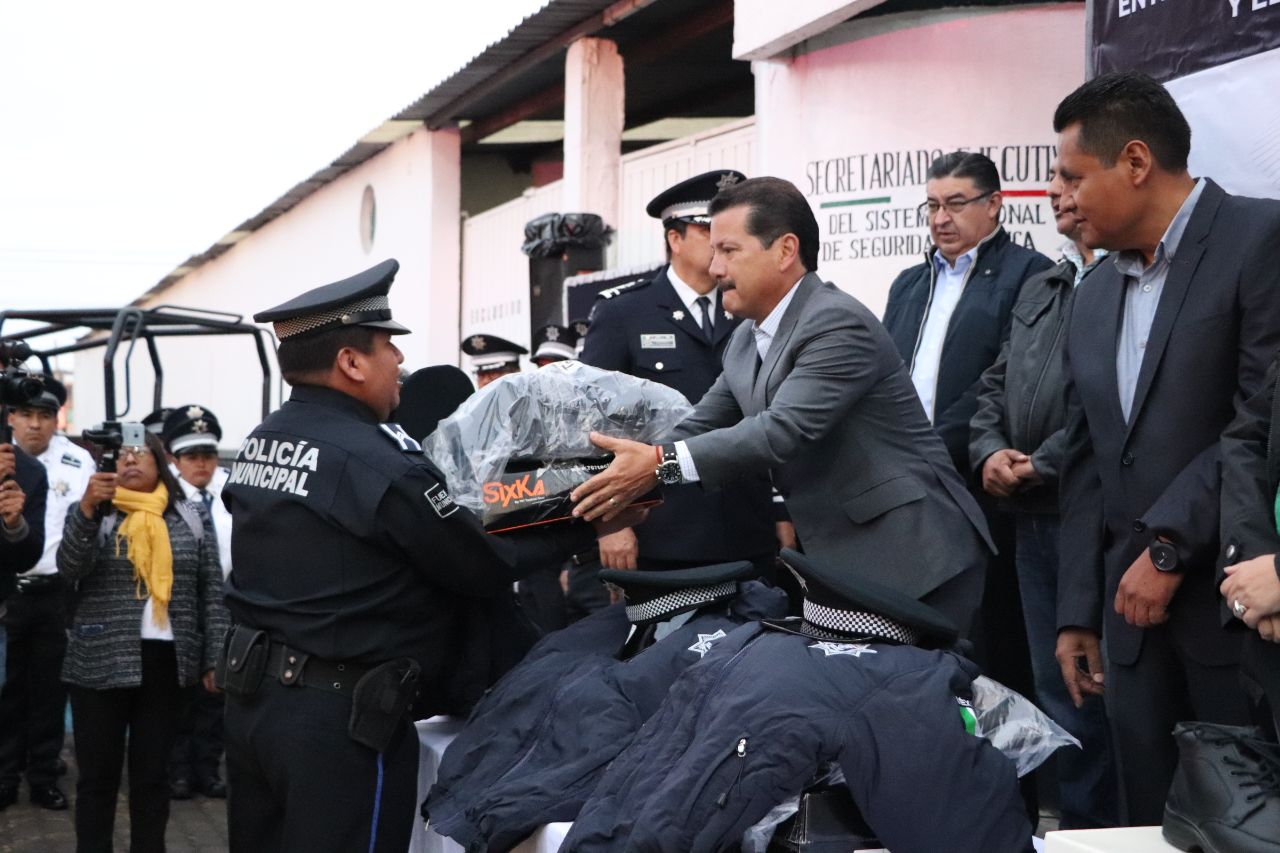 Equipa gobierno de San Pedro Cholula a elementos de la Secretaría de Seguridad