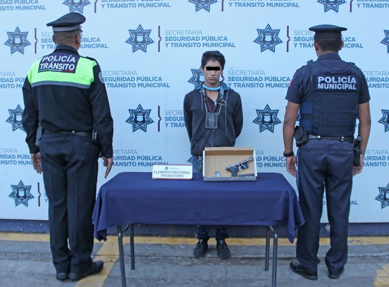 Detuvieron fuerzas municipales de Puebla a dos hombres por robo a verdulería