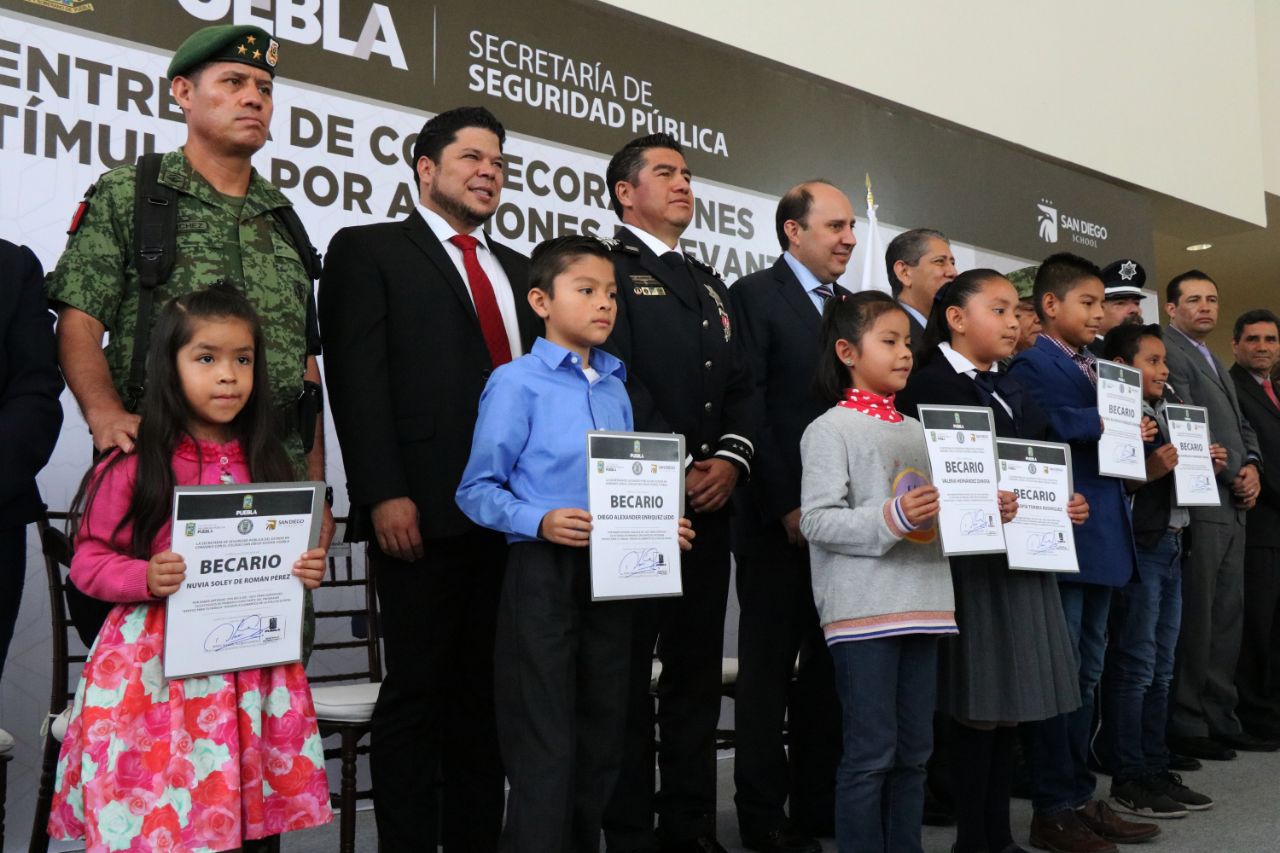 Entrega SSP condecoraciones, estímulos económicos, becas y reconocimientos a Policías Estatales