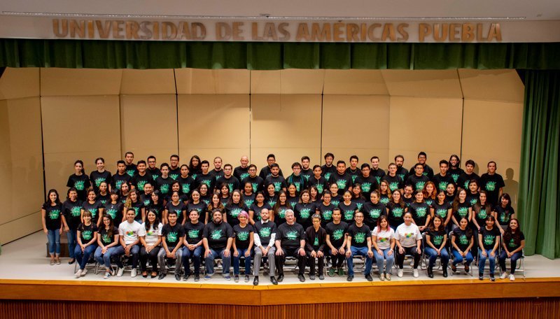 Coralistas, cantantes de ópera y directores corales reunidos en la UDLAP