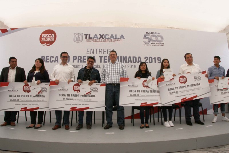 En Huamantla, Marco Mena entrega becas «Tu Prepa Terminada 2019»
