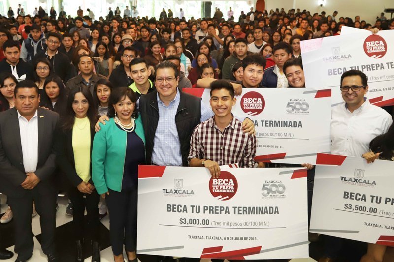 Marco Mena inicia entrega de becas «Tu Prepa Terminada 2019»