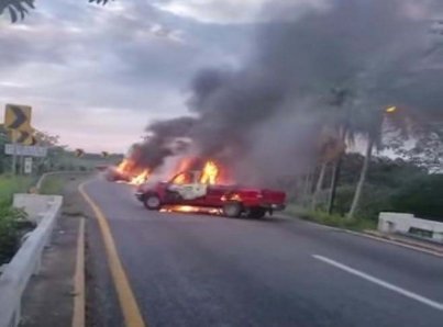 Queman vehículos en accesos y salidas de carretera Villahermosa-Teapa