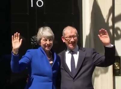 May desea a Jonhson éxito, se despide del 10 de Downing Street