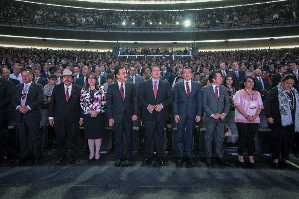 Asiste Marco Mena a toma de protesta del gobernador de Puebla