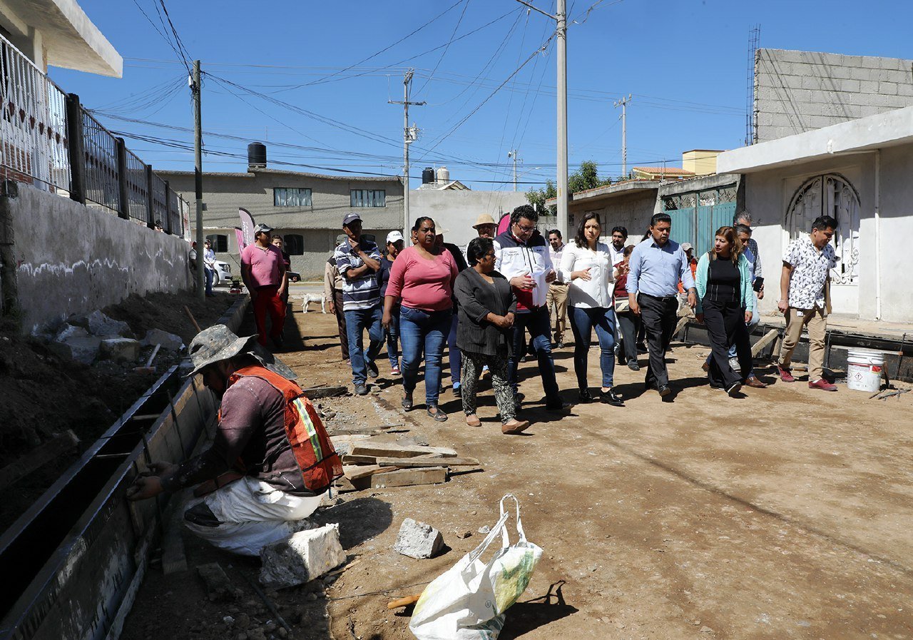 Benefician a vecinos de calle Encino con programa Uno Más Uno   