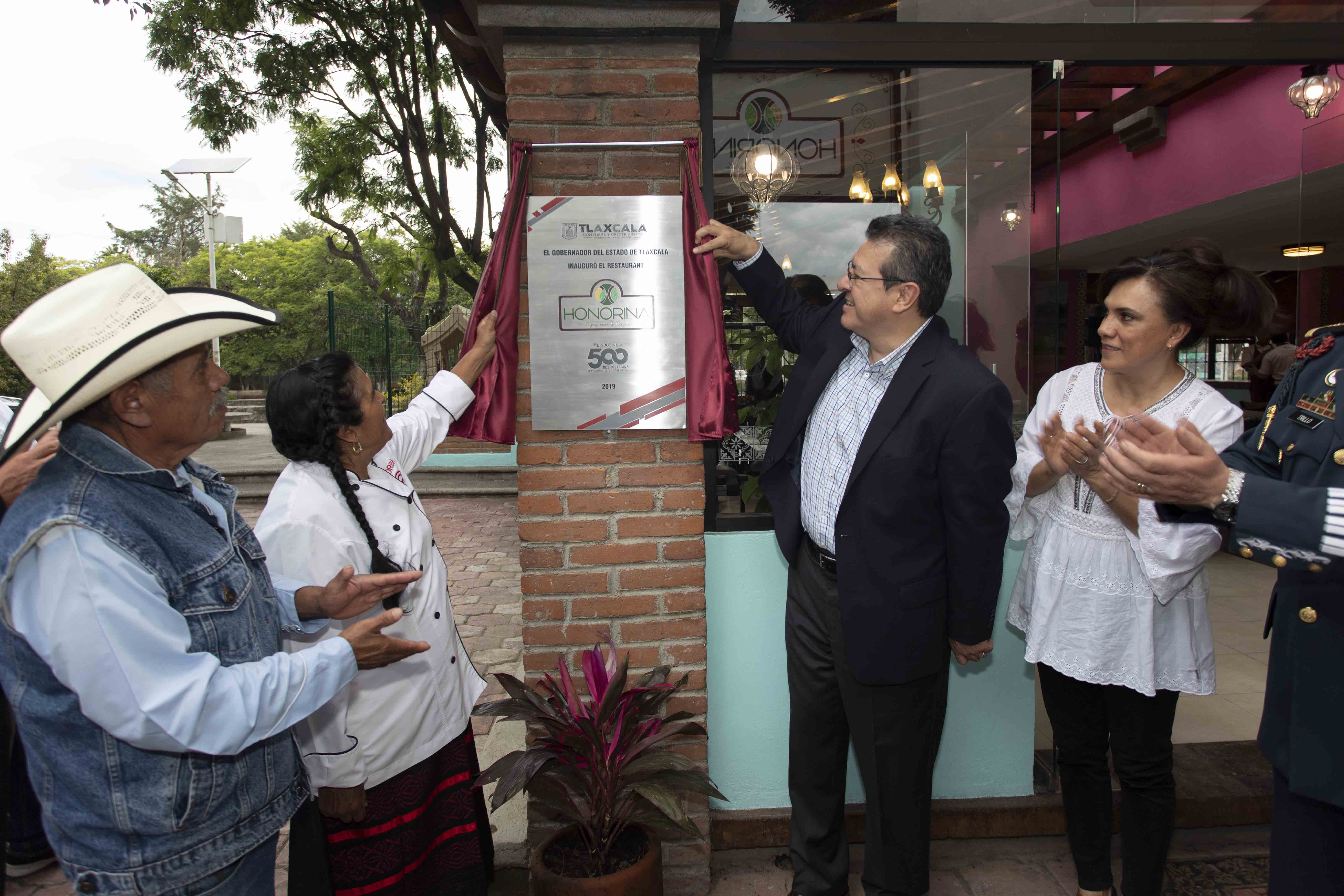 Marco Mena inaugura restaurante de Honorina, campeona de MasterChef