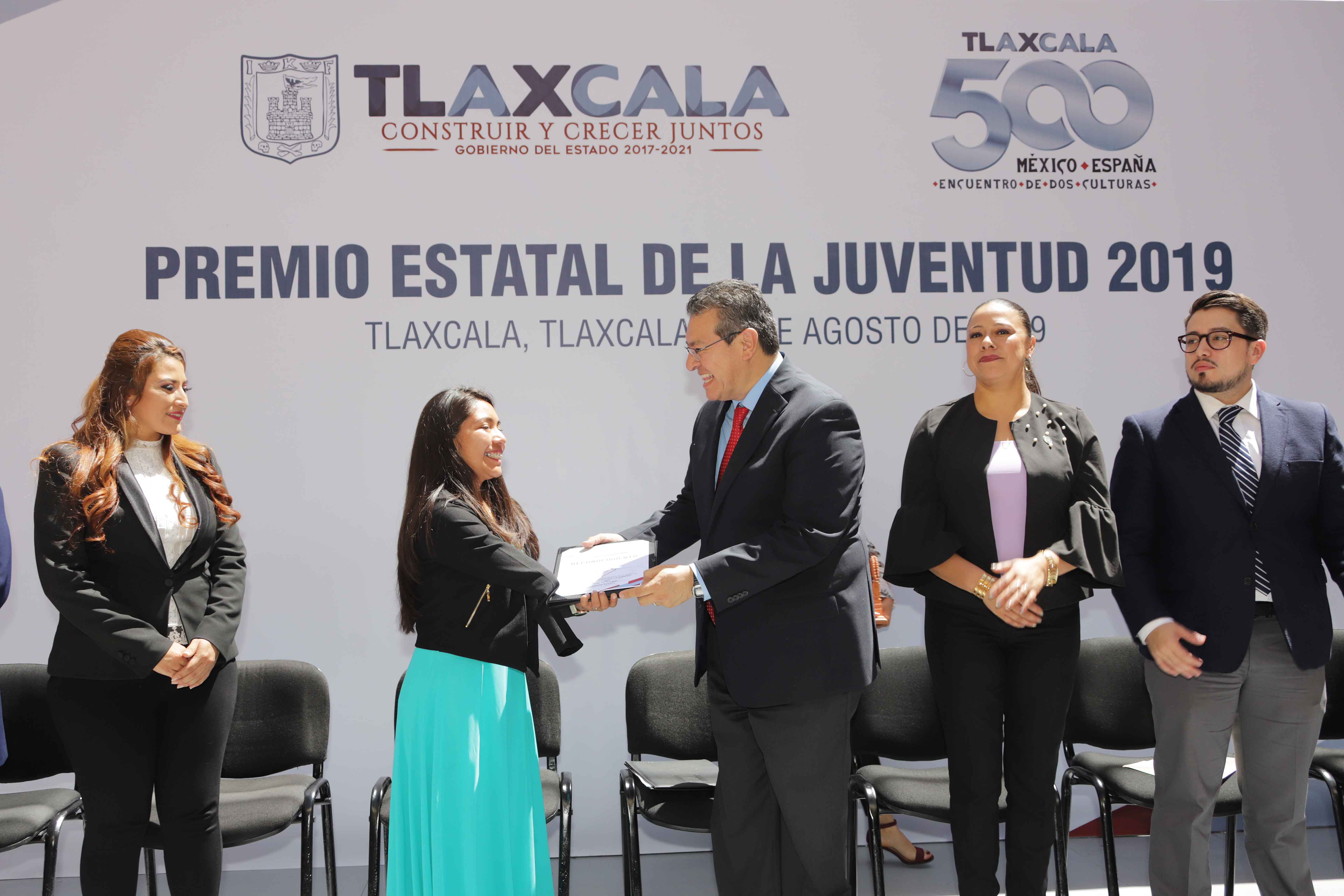 Marco Mena entrega Premio Estatal de la Juventud 2019