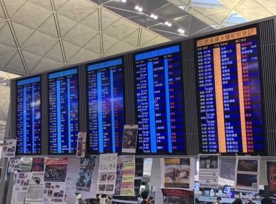 Manifestantes regresan al aeropuerto internacional de Hong Kong
