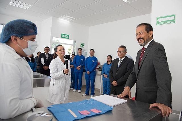 El Rector Alfonso Esparza inaugura clínicas de Endodoncia y Rehabilitación en la Facultad de Estomatología