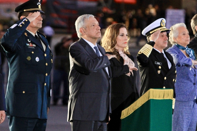 López Obrador iza bandera a media asta en memoria de víctimas de sismos