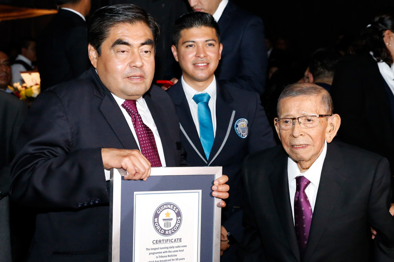 Acude Gobernador Miguel Barbosa a la celebración de 50 años de Tribuna Radiofónica