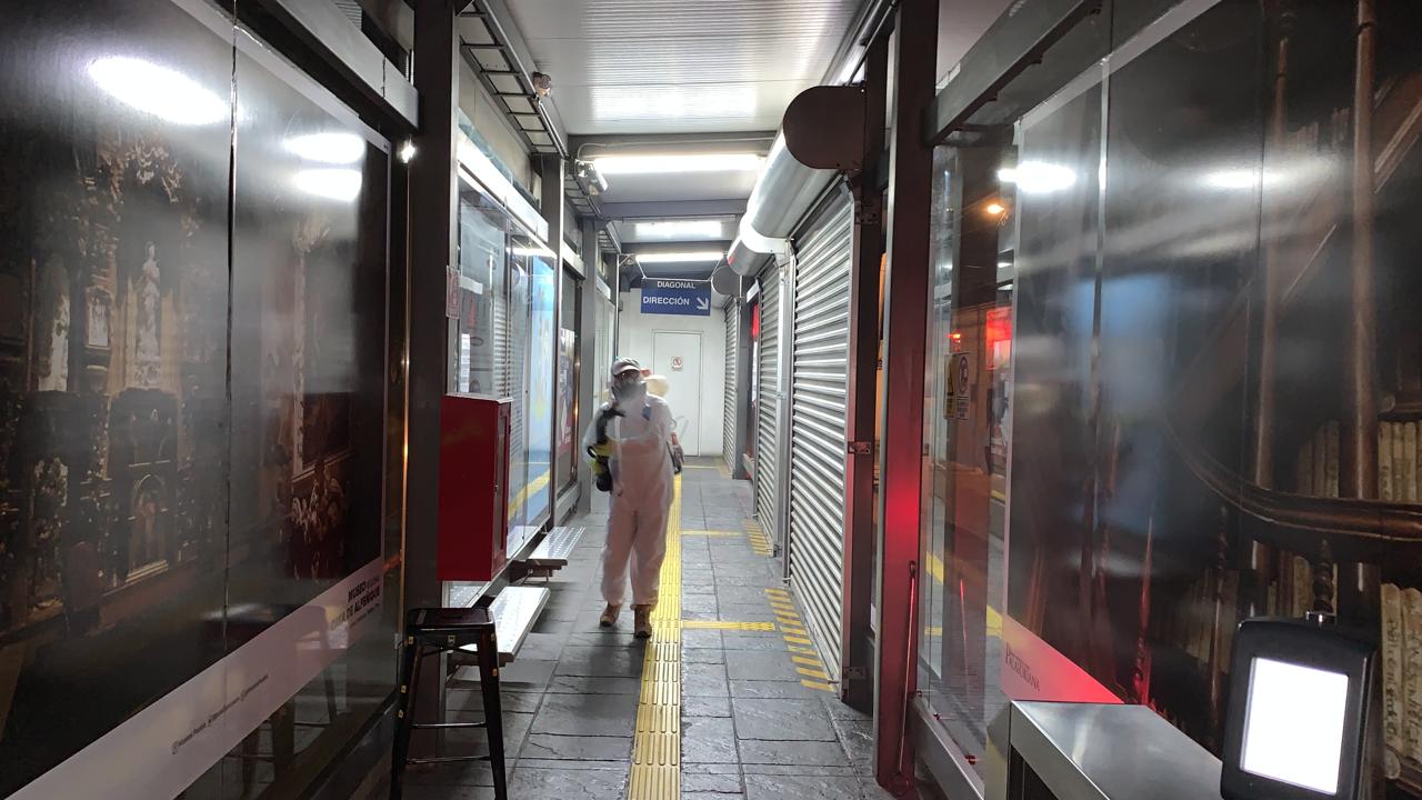 Sanitizan terminales y paraderos de RUTA