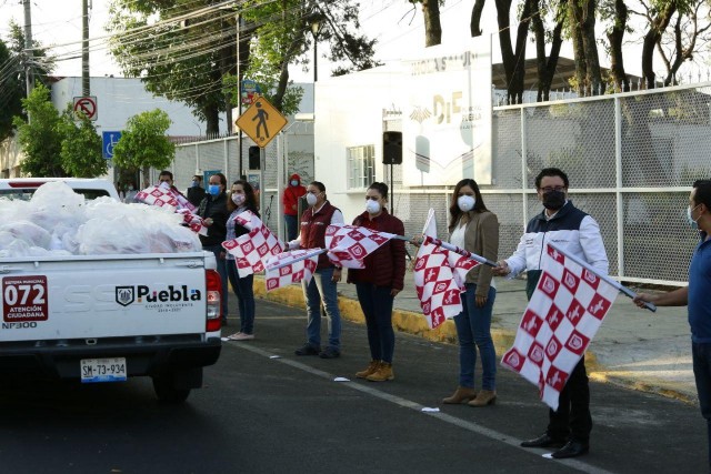 Brindan certeza alimentaria a familias poblanas con entrega de despensas