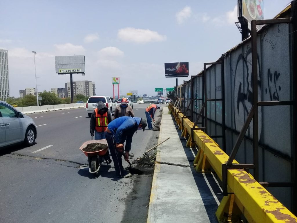 Limpia Gobierno del Estado alcantarillas en Vía Atlixcáyotl