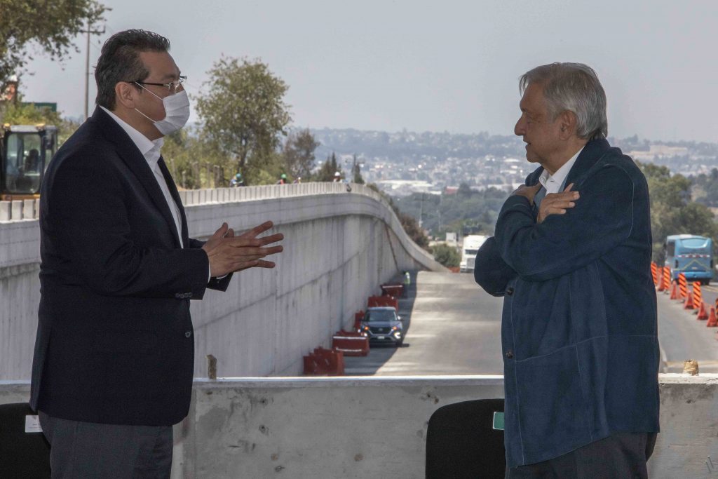 Presidente AMLO y Marco Mena supervisan obras de la carretera Tlaxcala-Apizaco