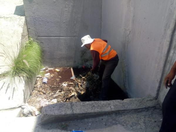 Secretaría de Infraestructura limpia cunetas y alcantarillas en acceso al Periférico