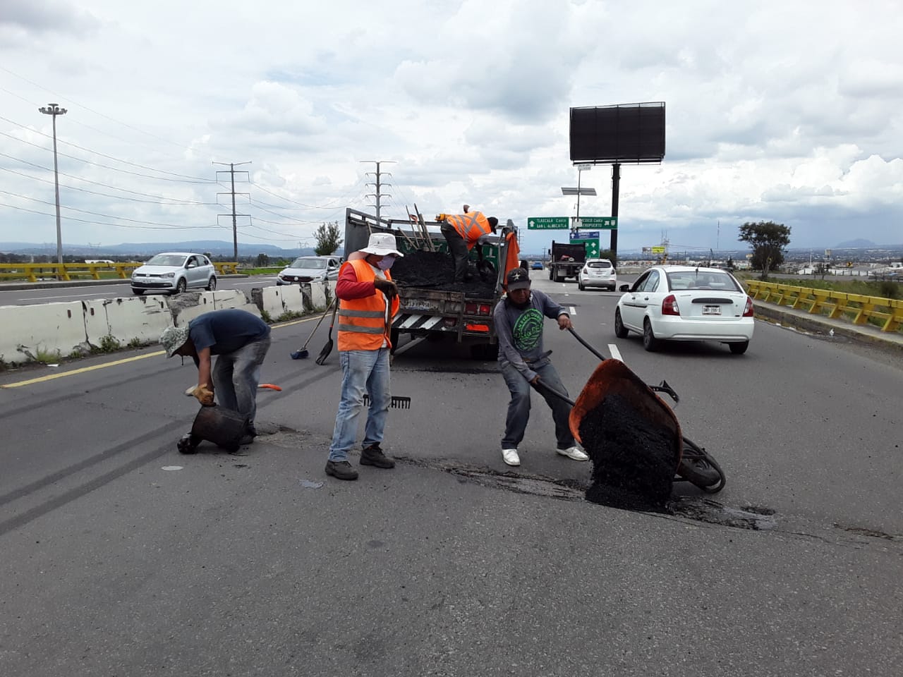 Continúa bacheo emergente en Periférico Ecológico