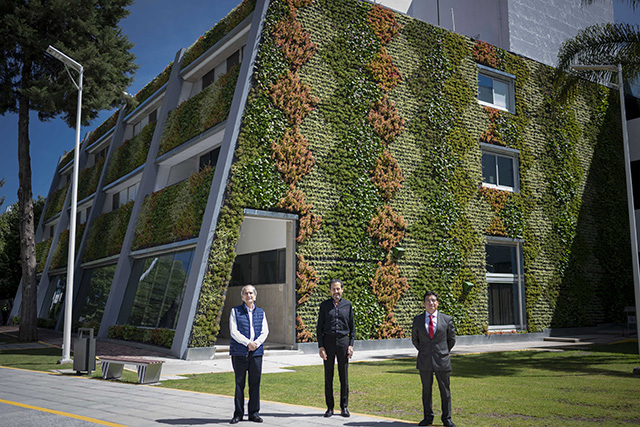 Inaugura Rector Alfonso Esparza Muro Verde en la Facultad de Ciencias Biológicas de la BUAP
