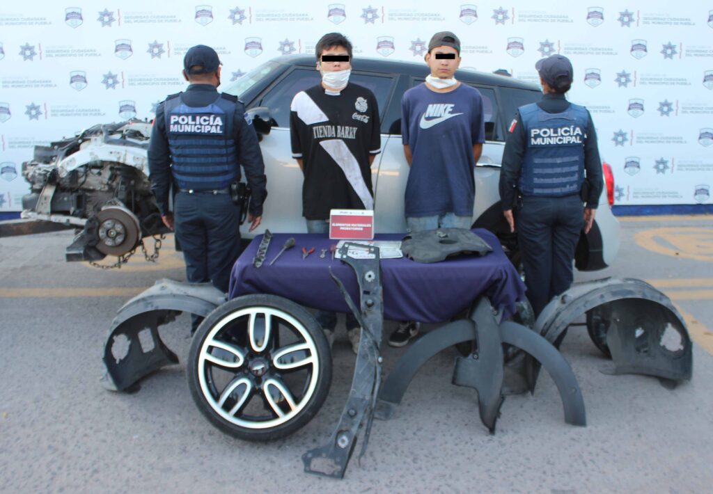 Detuvo policía municipal de Puebla a dos hombres por desmantelar un vehículo robado en Jalisco