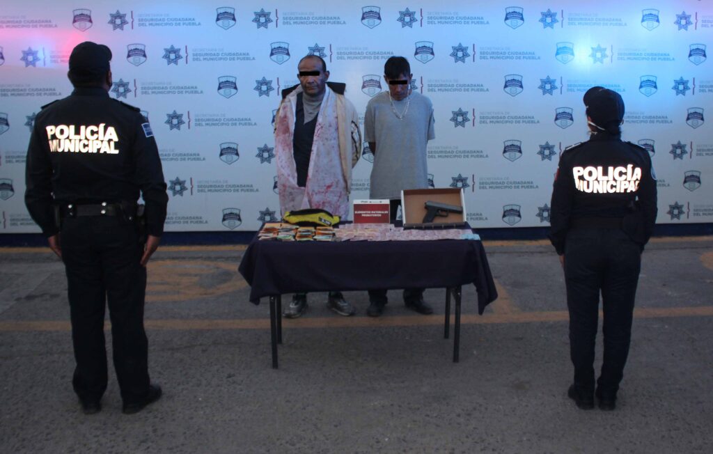 Recuperó policía municipal de Puebla cerca de 33 mil pesos en efectivo robados en una ferretería; dos hombres fueron detenidos