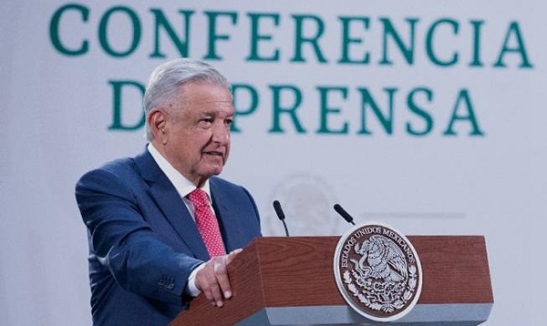 AMLO se lanzó contra el INE por retiro de candidaturas a Morena