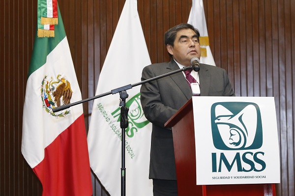 Reconoce Miguel Barbosa labor del IMSS-Puebla ante pandemia