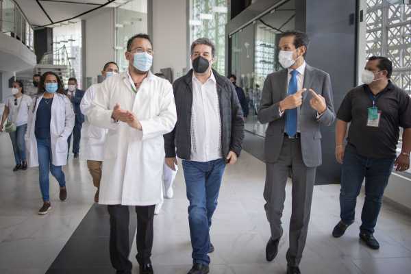 Supervisan rector y Luciano Concheiro sede de vacunación BUAP