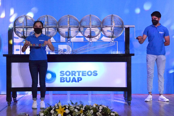 Premia Sorteos BUAP a sus colaboradores
