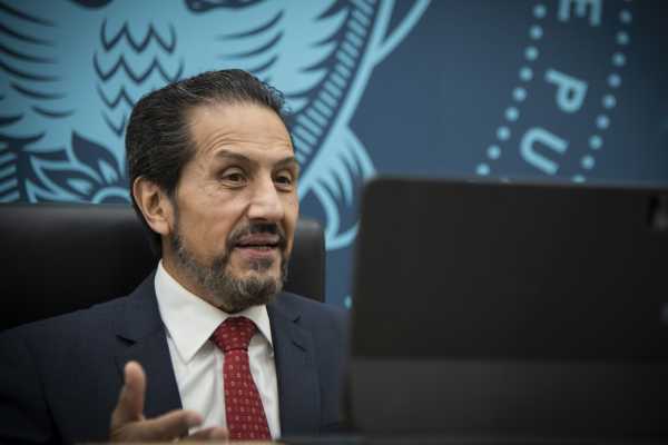 El rector Alfonso Esparza da la bienvenida a jóvenes del Programa Delfín 2021