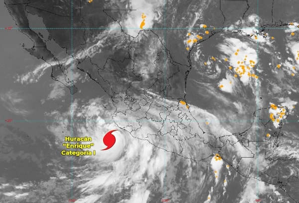 El huracán Enrique golpea las costas de México