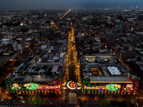 Encienden la instalación luminosa por 500 años de resistencia indígena en CDMX