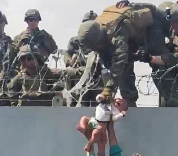 Buscan miles de personas huir de Afganistán