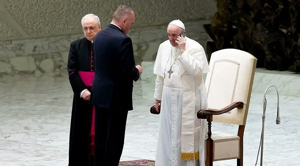 Papa Francisco atiende una llamada en audiencia pública