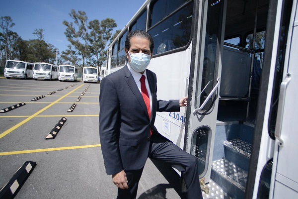 Entrega el rector Alfonso Esparza 15 unidades de transporte para prácticas profesionales