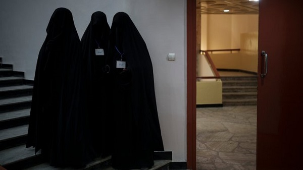 Universidad de Kabul prohibió la enseñanza y la asistencia a las mujeres afganas