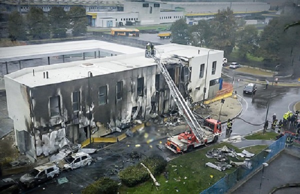 Deja ocho muertos al caer avión en Italia